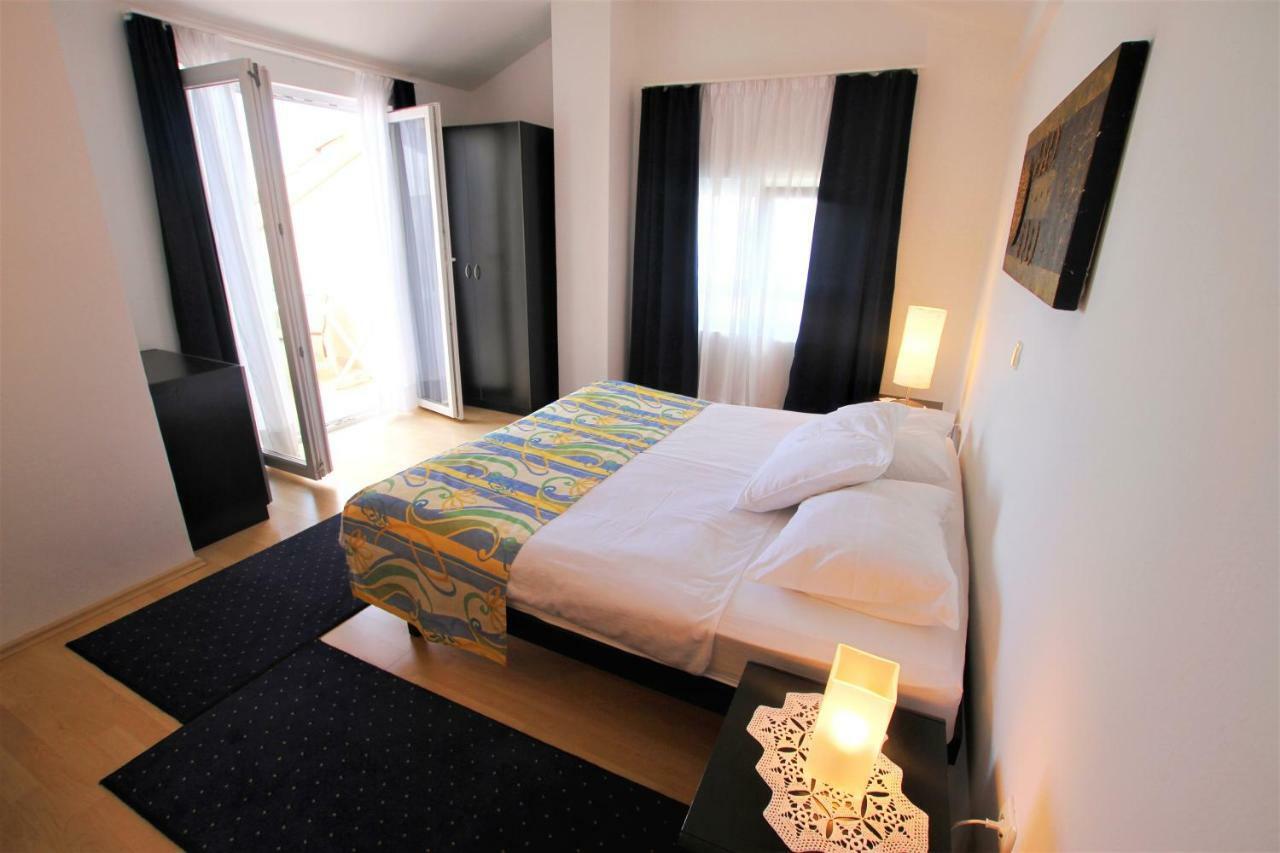 Apartments Macolic Rab Town Exterior foto